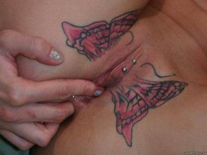 татуировка бабочка на женских гениталиях  на пизде наколота бабочка